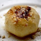 Pommes au four au miel et aux noisettes concassées,