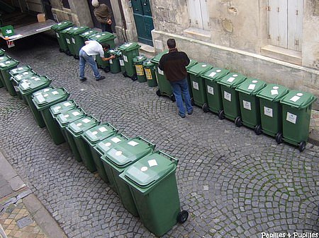 distribution des poubelles vertes à Bordeaux