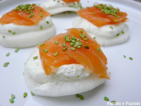 Toasts japonisants au saumon fumé et à la chantilly de wasabi