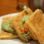 Milleufeuille croustillant aux gambas et guacamole