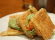 Milleufeuille croustillant aux gambas et guacamole Millefeuille croustillant aux gambas et guacamole
