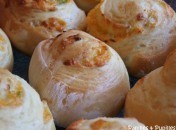 Petits pains au Cheddar, oignons et chili Petits pains au Cheddar, oignons et chili