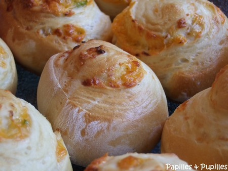 Petits pains au Cheddar, oignons et chili