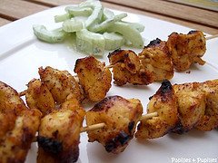 Chich taouk Brochettes de poulet aux épices Chich Taouk et Khiar bi Labang