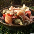 Salade de pâtes au saumon, tomates confites et basilic