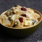 Salade aux pommes, chou blanc, airelles et gingembre