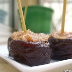 Brochettes de pruneaux aux rillettes