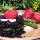 Risotto noir aux fraises et asperges