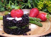 Risotto noir aux fraises et asperges