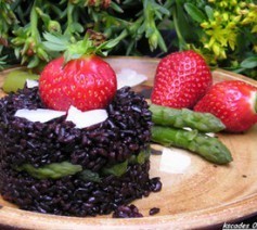 Risotto noir aux fraises et asperges Risotto noir aux fraises et asperges