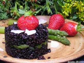 Risotto noir aux fraises et aux asperges