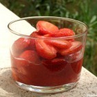 Verrine de fraises et framboises au jus de fraises et feuilles de menthe