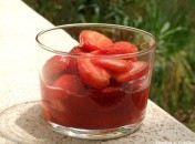 Verrine de fraises et framboises au jus de fraises et feuilles de menthe Verrine de fraises et framboises au jus de fraises et feuilles de menthe