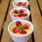 Petites crèmes aux fraises, framboises et cardamome
