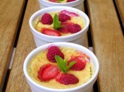 Petites crèmes aux fraises, framboises et cardamome