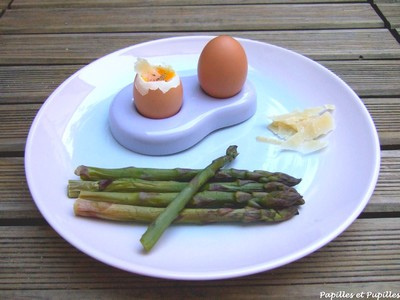 Oeufs coques, asperges et Parmesan