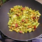 Poêlée de haricots plats au caviar de tomates