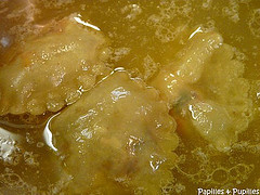 Cuisson des ravioles de gambas au gingembre dans le bouillon