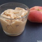 Glace à la pêche, au yaourt et à la mélasse de grenade