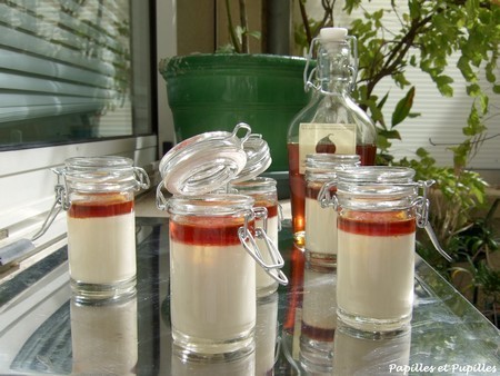 Panacotta à l'amande amère et au sirop de figues