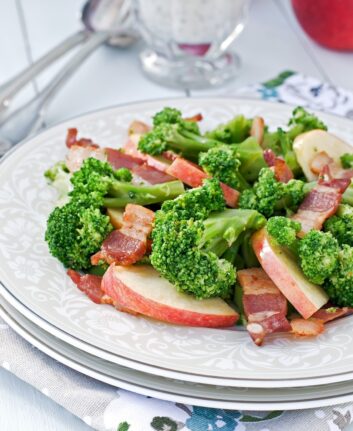 Brocolis lardons et pommes ©shutterstock