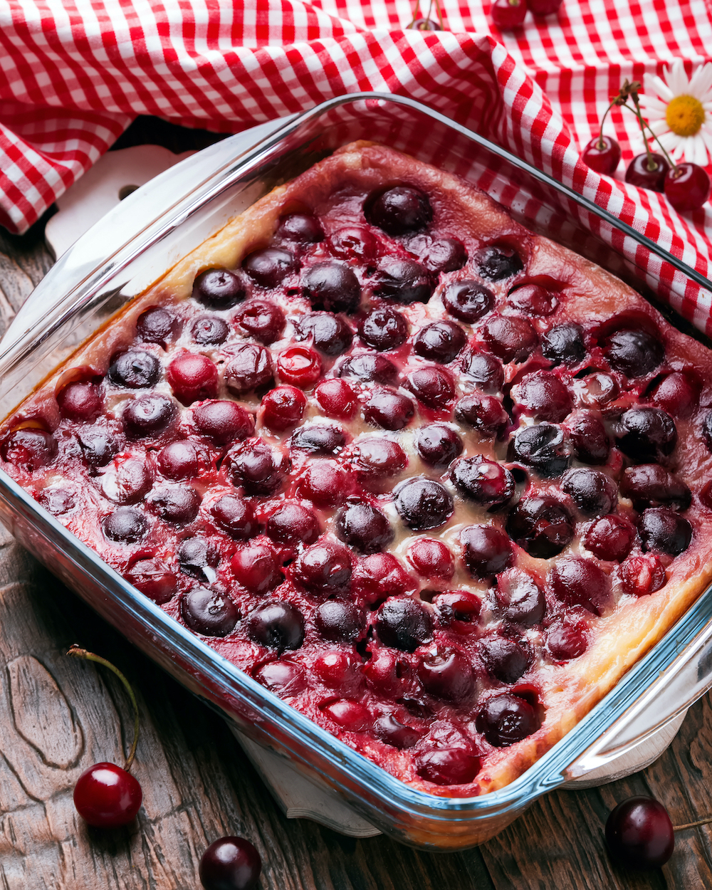 Part de clafoutis aux cerises traditionnel