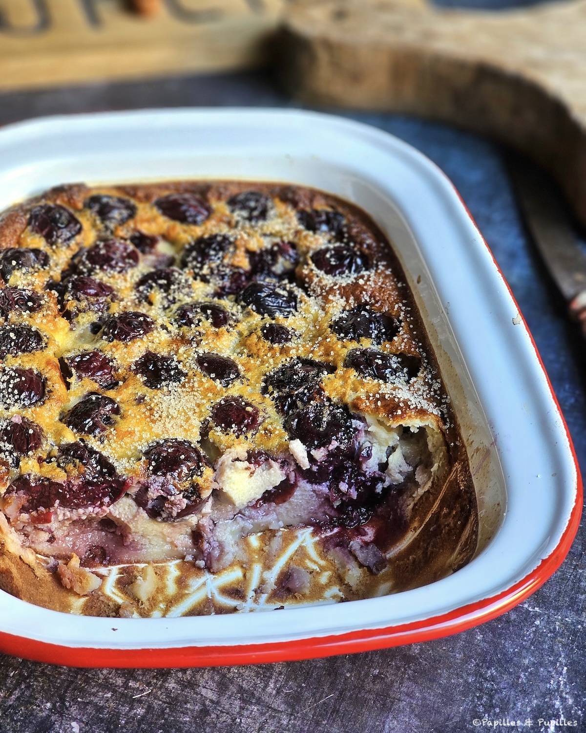 Clafoutis aux cerises maison dans un plat familial