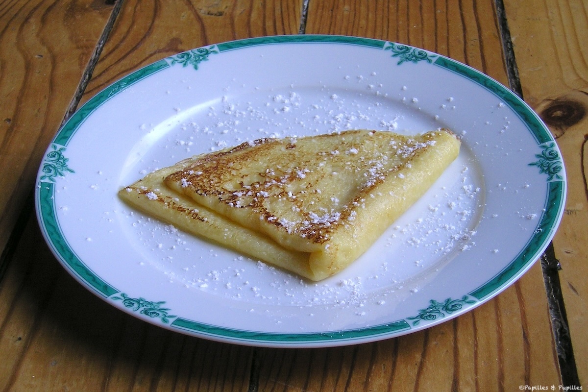 Crêpes maison faciles empilées dans une assiette