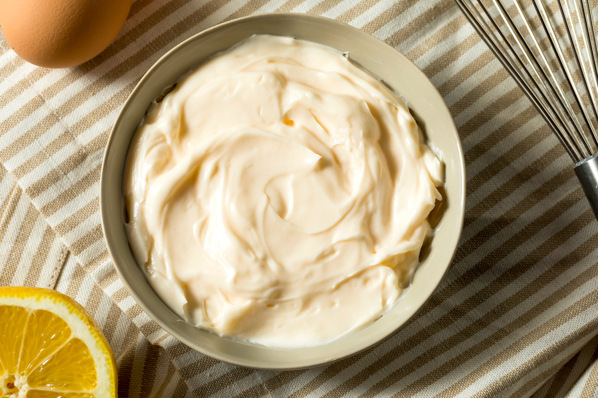 Mayonnaise maison au citron, onctueuse et légèrement acidulée