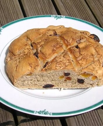 Pain cannelle raisins noisettes