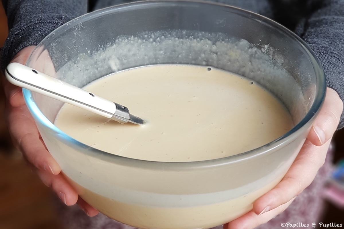 Pâte à crêpes fluide sans grumeaux dans un saladier