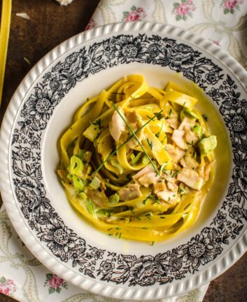 Pâtes aux rubans de courgettes et poulet au curry ©Stepanek Photography. shutterstock
