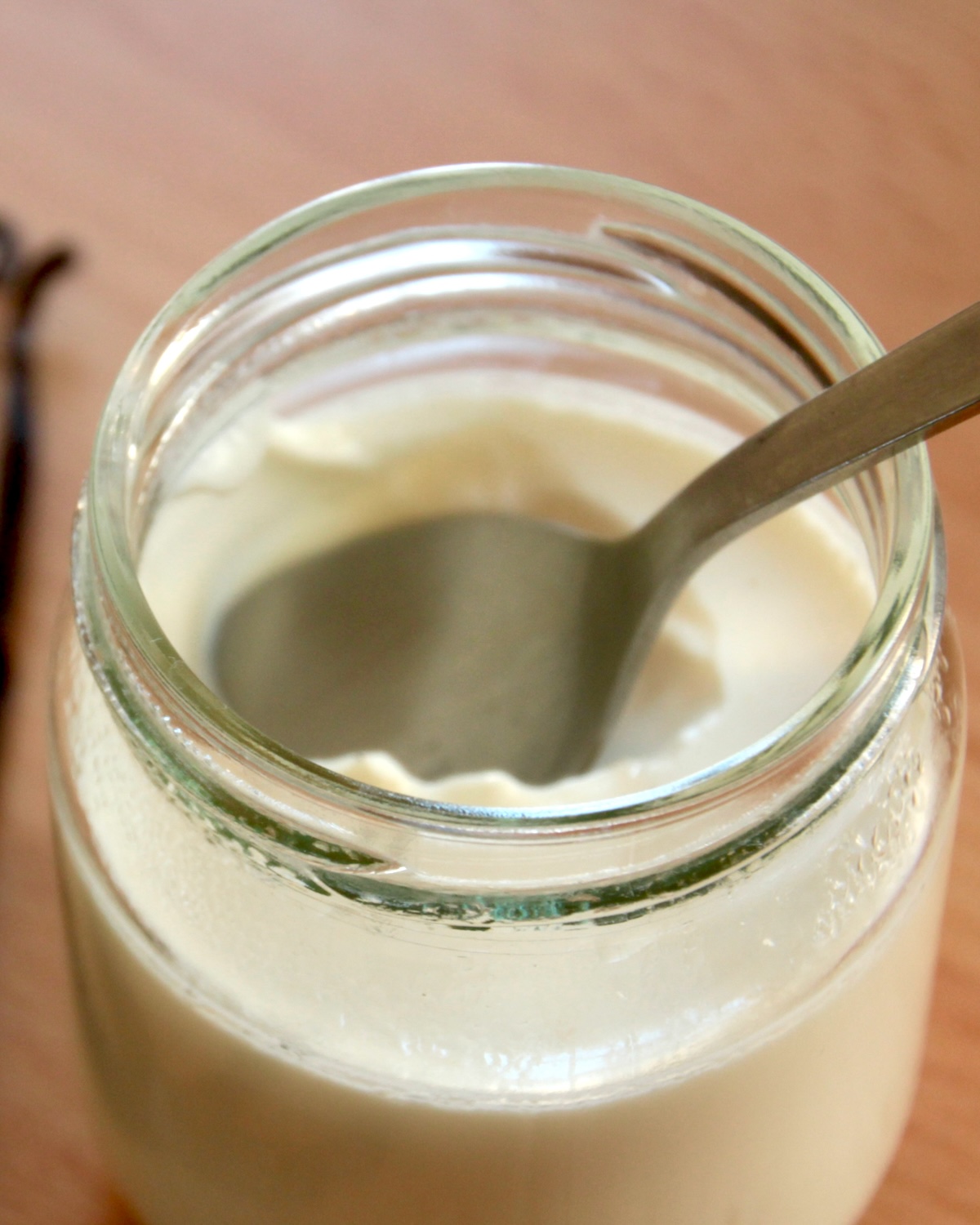 Petit pot de crème à la vanille cuite au four, texture lisse et fondante