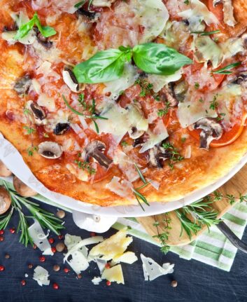 Pizza jambon champignons fromage ©Shutterstock