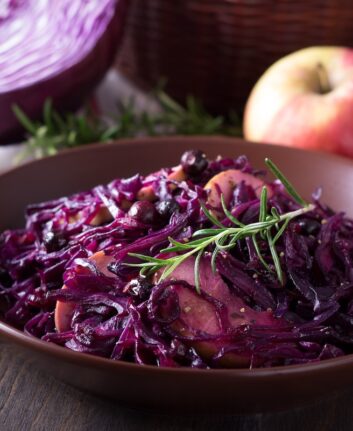 Poêlée de chou rouge, marrons et pommes ©Shutterstock