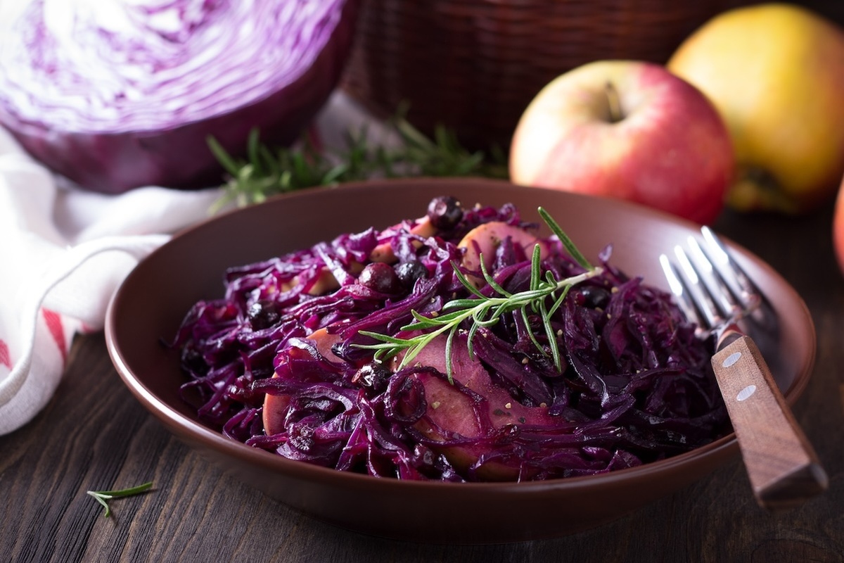 Poêlée de chou rouge, marrons et pommes ©Shutterstock