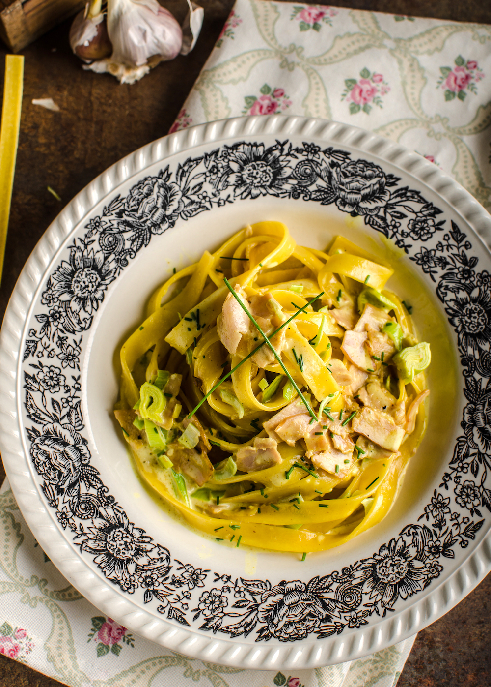 Pâtes aux rubans de courgettes, poulet et curry