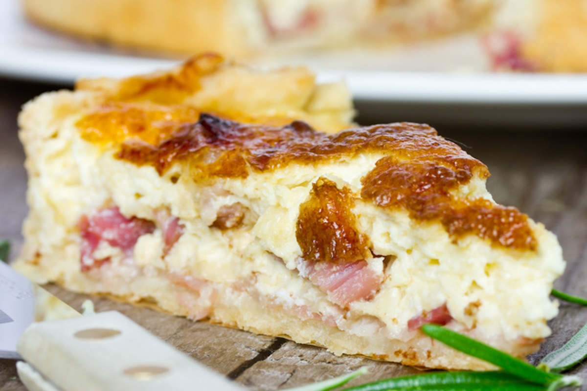 Quiche lorraine traditionnelle avec appareil œufs crème