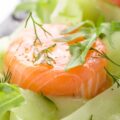 Salade de concombre au saumon fumé