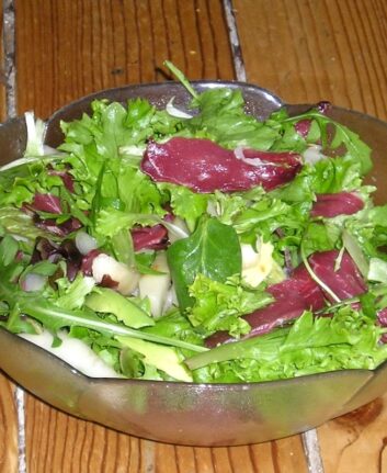 Salade de poires et avocats au magret fumé