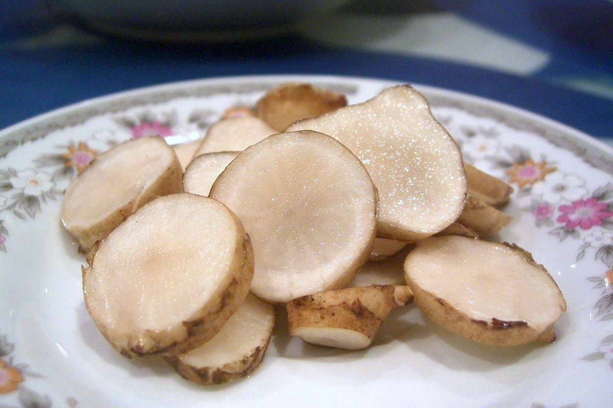 Tranches de topinambours crues ©Alpha CC BY-SA 2.0