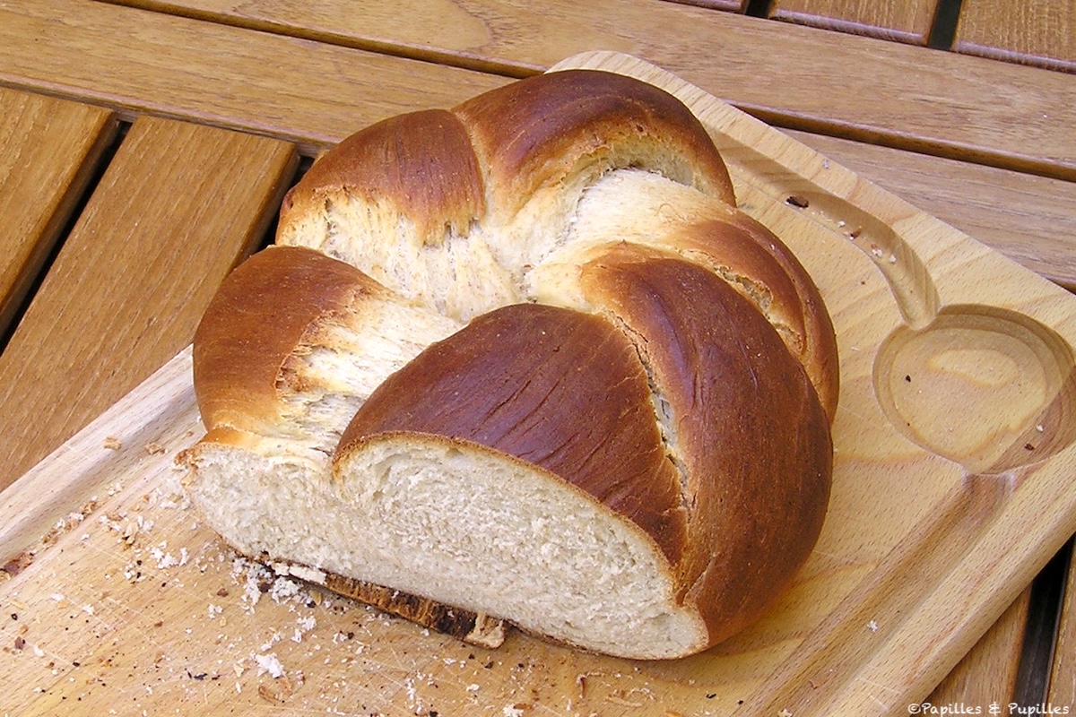 Tresse à la cardamome cuite, dorée et moelleuse, prête à être tranchée