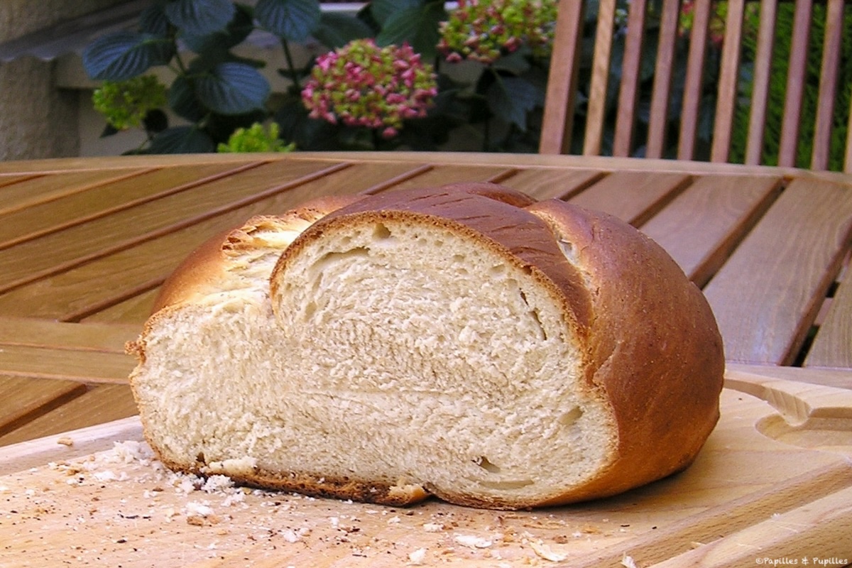 Tresse suisse à la cardamome, Butterzopf maison sur une planche