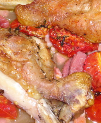 Cuisses de poulet au thym et à la tomate au four
