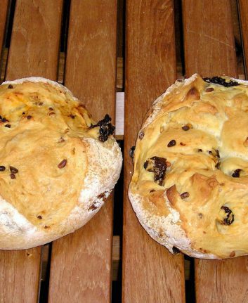 Pain aux tomates séchées et pignons de pin