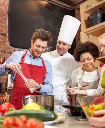 Cours de cuisine ©Syda Productions shutterstock