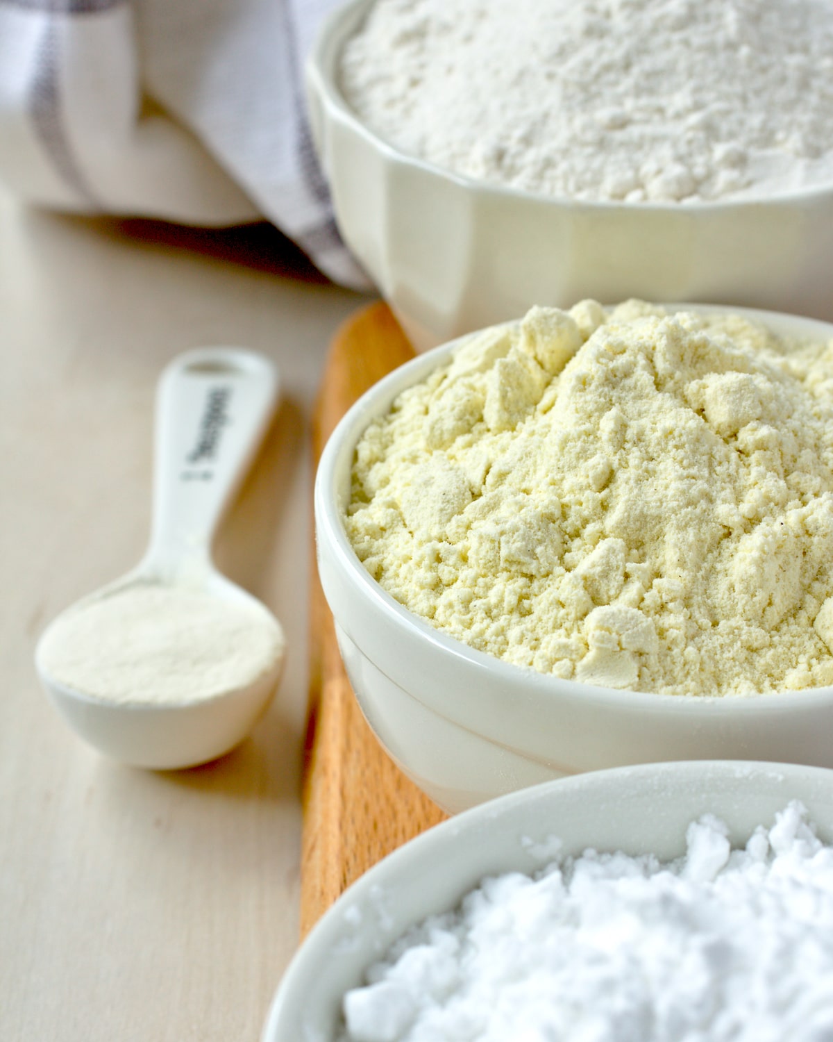 Différentes farines sans gluten présentées en bols : riz, maïs, sarrasin, châtaigne