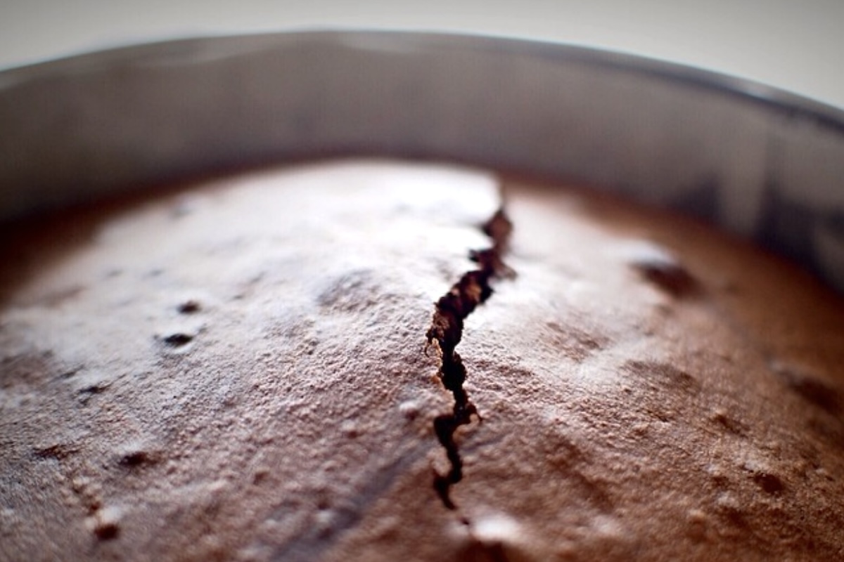 Part de gâteau au chocolat sans œufs, prête à être dégustée