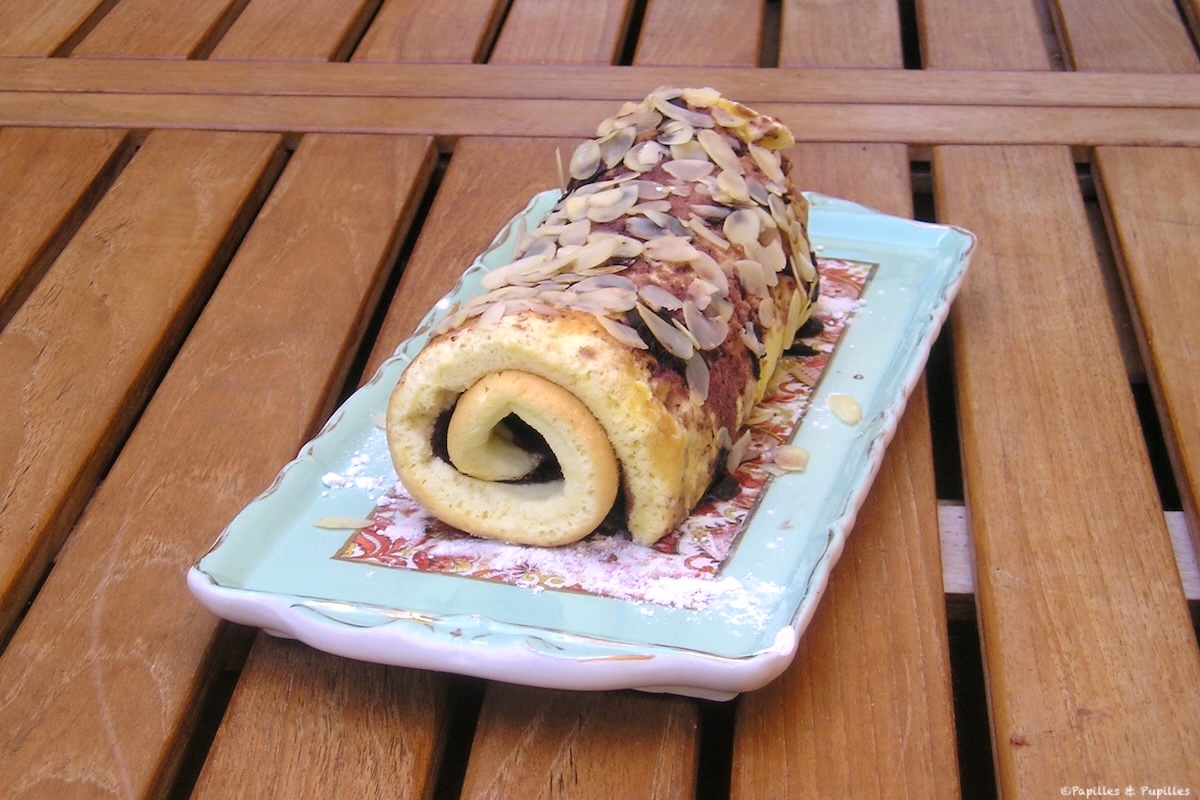 Tranche de gâteau roulé à la confiture de cerises noires