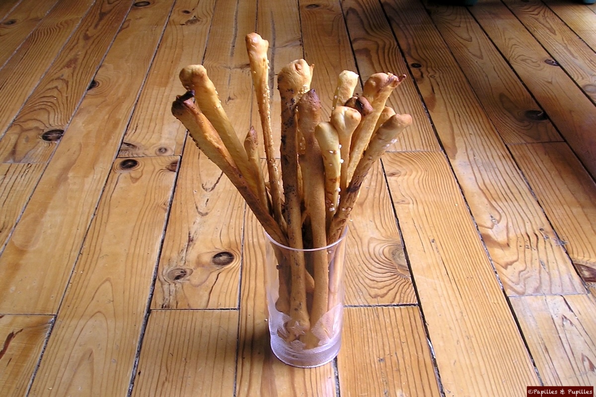 Gressins maison dorés et croustillants prêts à être dégustés